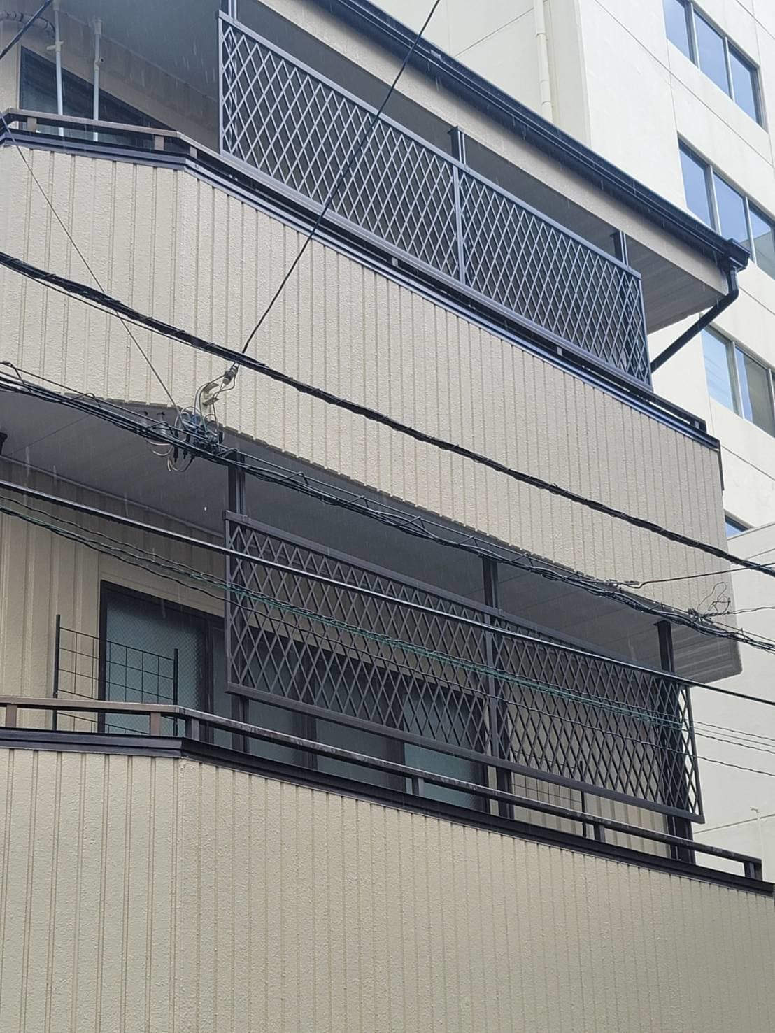 ベランダ転落防止冊設置 | 豊明市のエクステリア工事ならイズ美