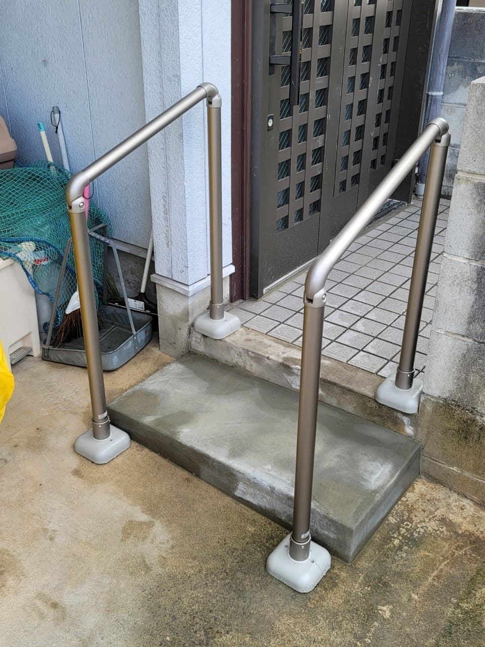 玄関手すり設置 | 豊明市のエクステリア工事ならイズ美