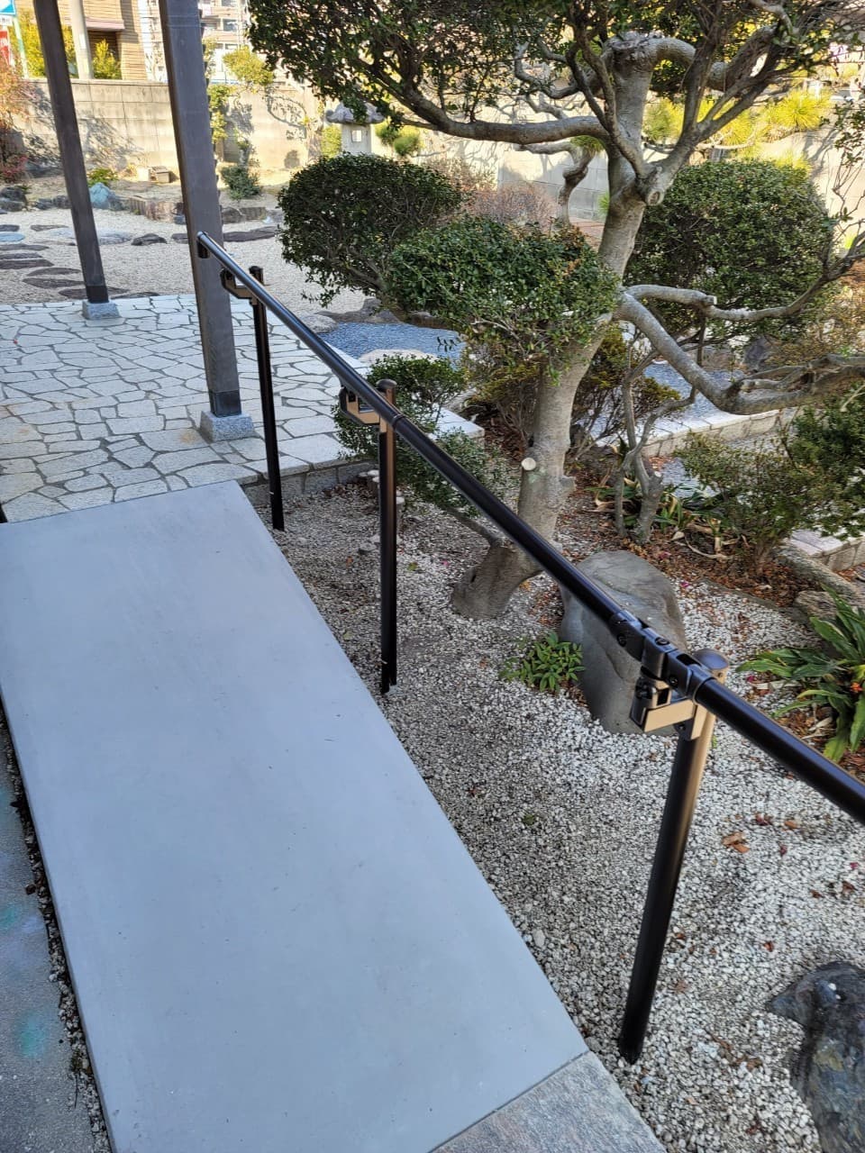 スロープ手すり設置 | 豊明市のエクステリア工事ならイズ美