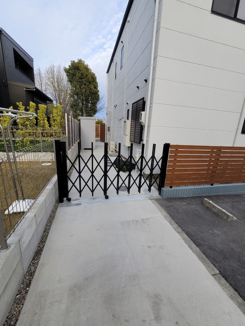 アコーディオンゲート設置 | 豊明市のエクステリア工事ならイズ美